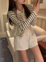 Schmal geschnittene, gestreifte Strickjacke