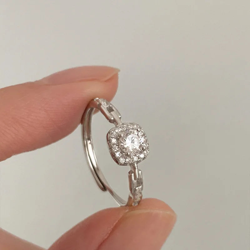 Eleganter silberner Zirkon-Ring mit geometrischem Muster