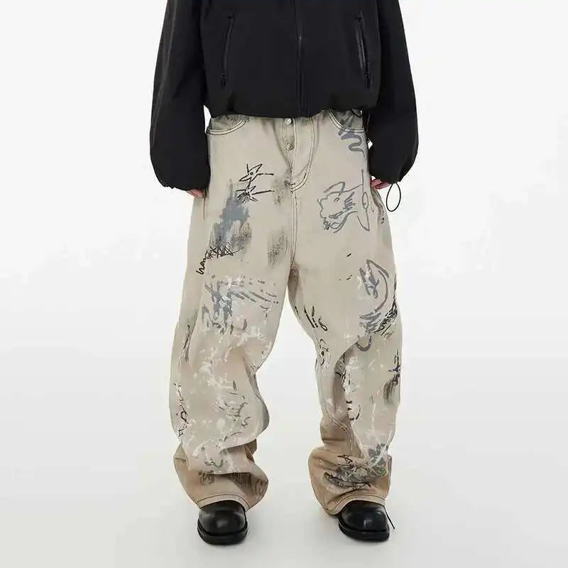 Handbemalte, im Used-Look gehaltene Jeans aus Graffiti-Denim