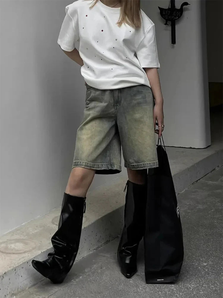 Dunkelblaue, knielange Jeansshorts im japanischen Stil