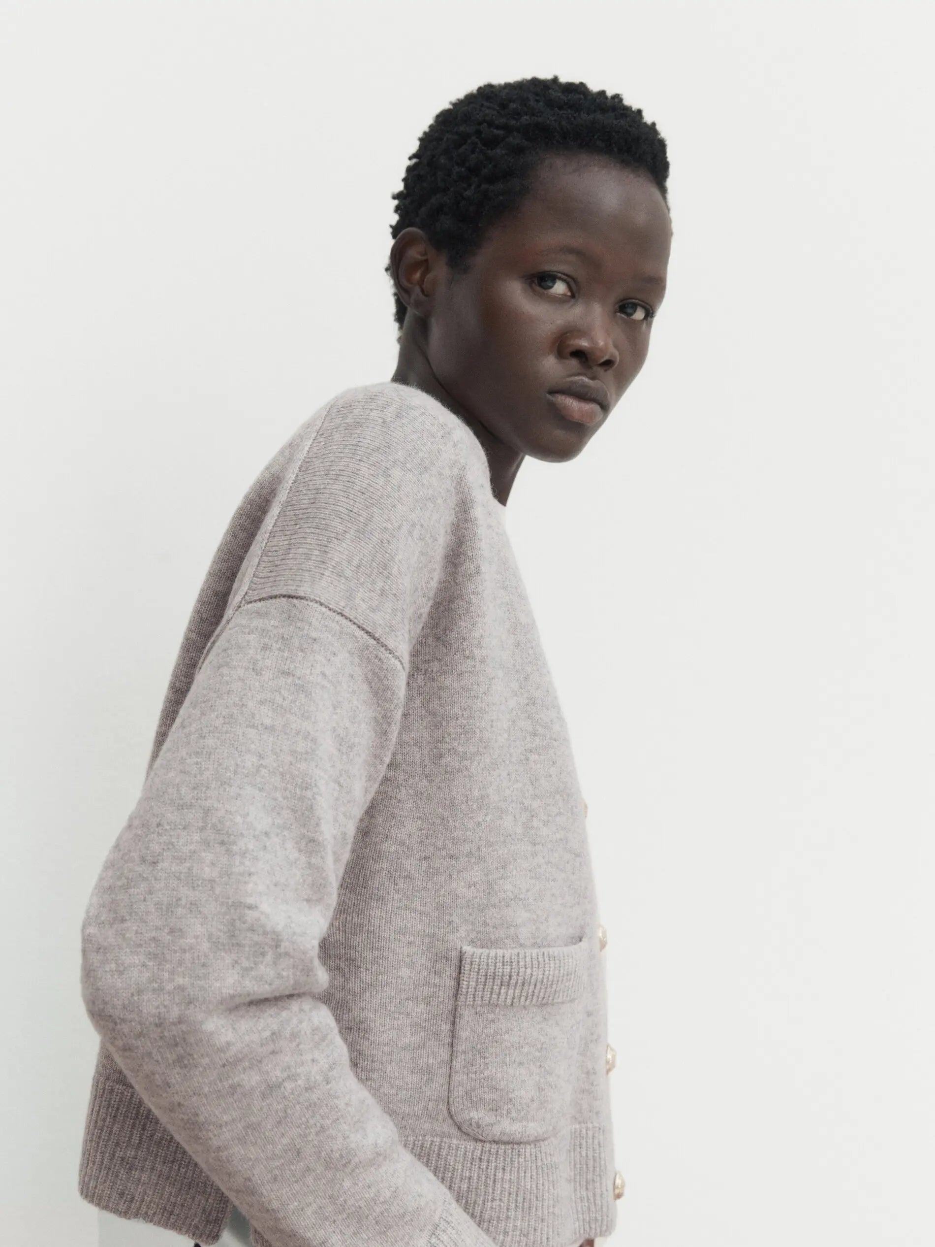 Ätherisch-minimalistischer Strickcardigan mit V-Ausschnitt