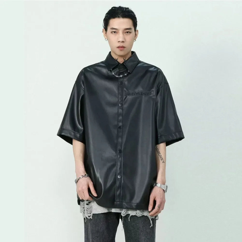 Chemise à manches courtes en cuir PU noir gaufré