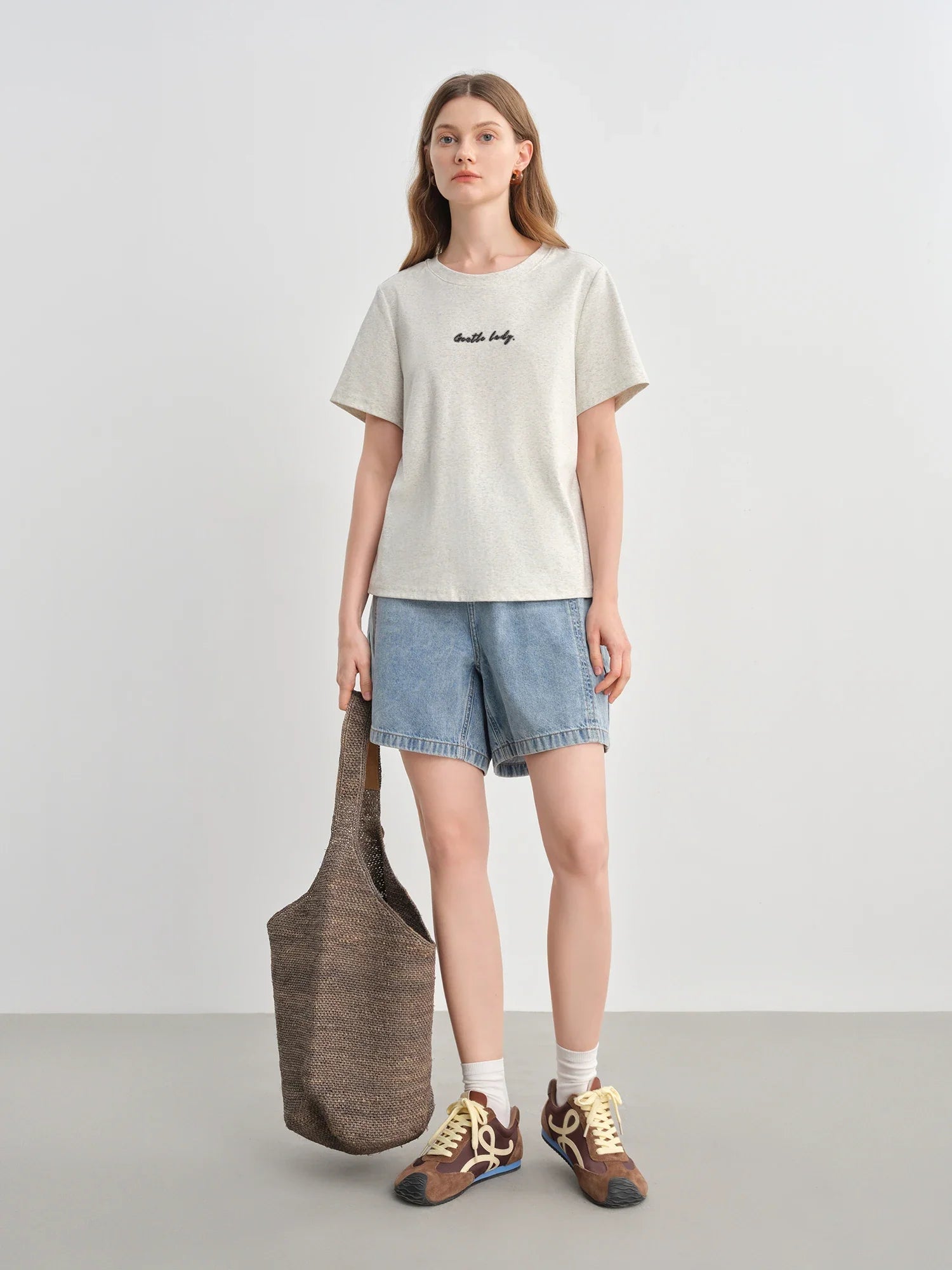 Figurformendes T-Shirt mit kontrastierendem Buchstabenprint und Rundhalsausschnitt