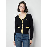 Strickjacke mit V-Ausschnitt und schmaler Taille