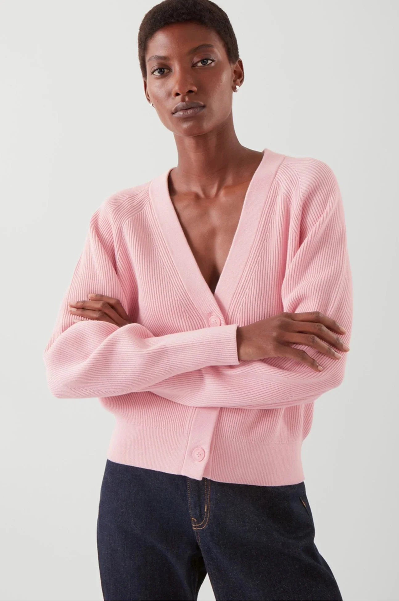 Ätherisch-rosa Herbst-Rippstrickjacke mit V-Ausschnitt