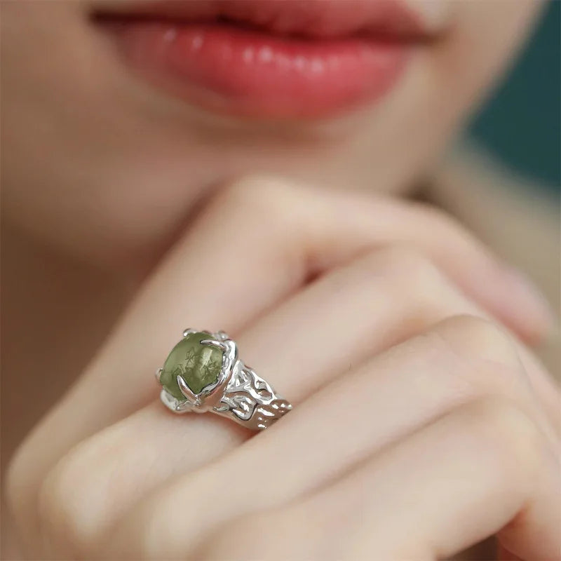 Klassischer Ring aus Sterlingsilber mit grünem Achat