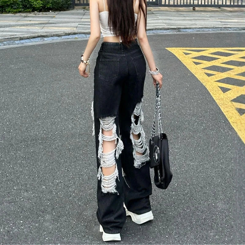 Hochgeschnittene, zerrissene Gothic-Jeans mit hohem Bund