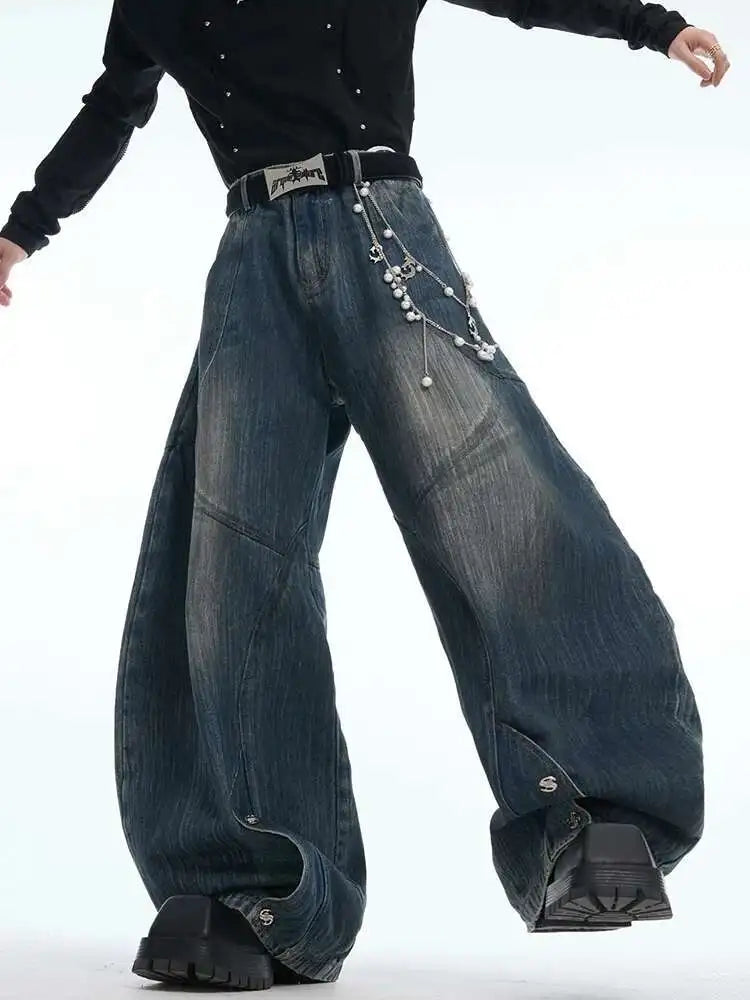 Metallketten zieren locker sitzende, weite Jeans