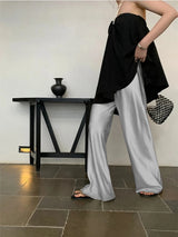 Satinhose mit weitem Bein
