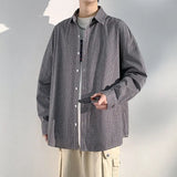Chemise de travail classique à carreaux pour homme, idéale pour les étudiants.