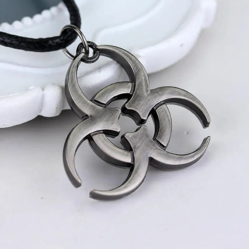 Collier porte-bonheur Y2K Biohazard