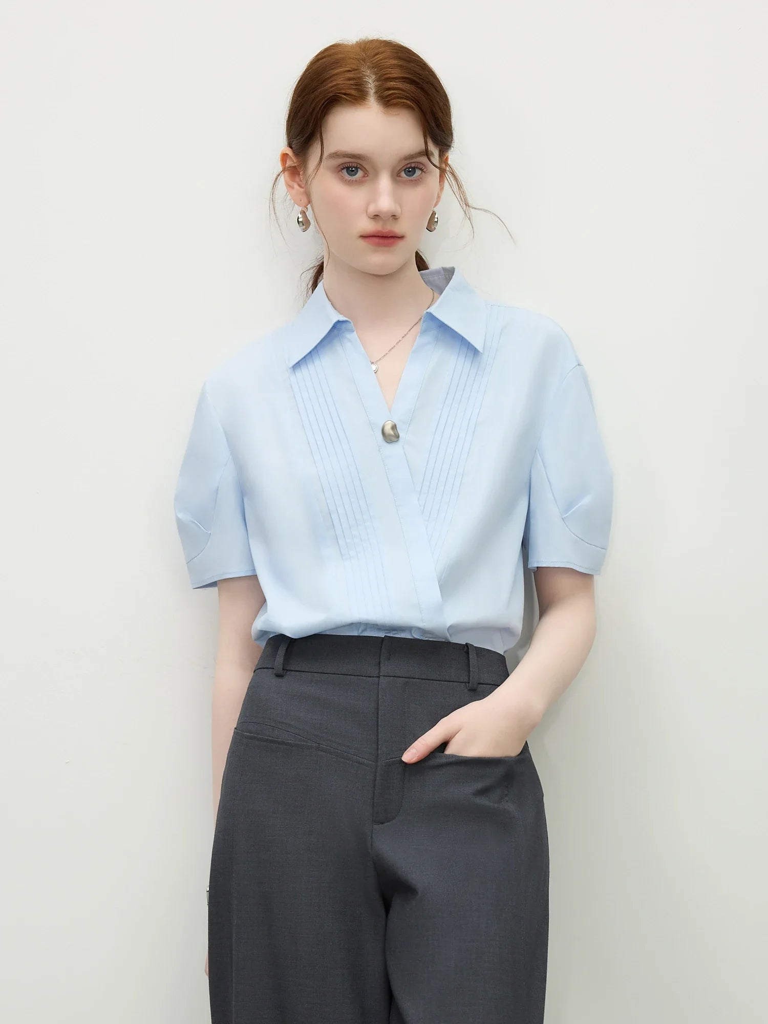 Chemise blanche minimaliste à col en V et manches courtes