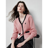 Strickjacke mit V-Ausschnitt und schmaler Taille
