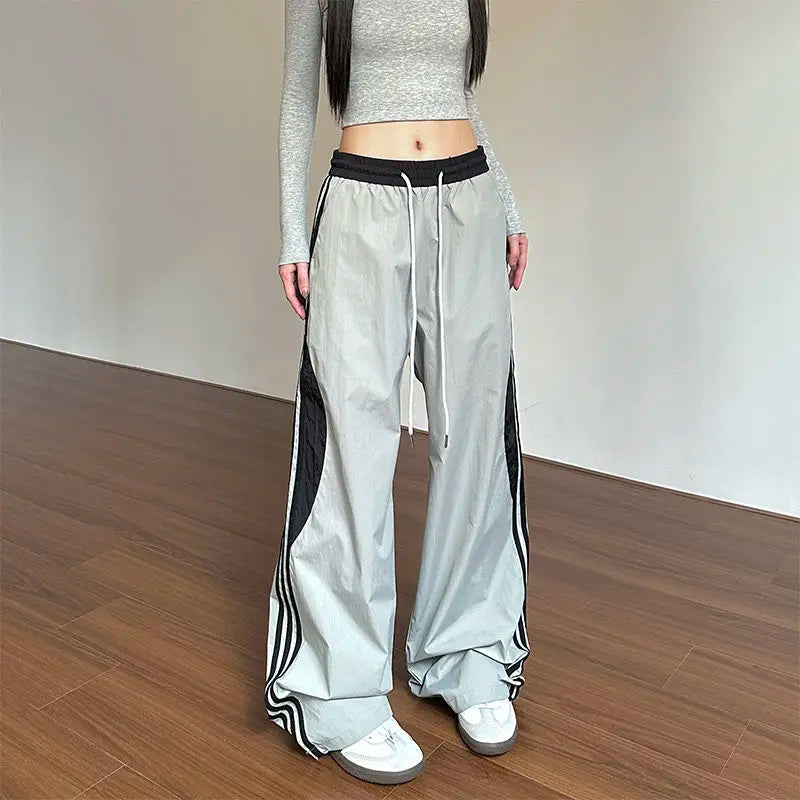 Retro-Sweatpants mit Seitenstreifen im Fallschirmjäger-Stil