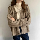 Figurschmeichelnder, lässiger Strickcardigan mit Knöpfen