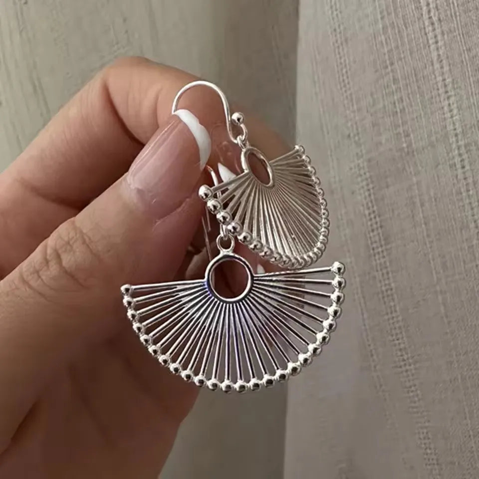 Minimalistische silberne Ohrringe im koreanischen Stil in Fächerform