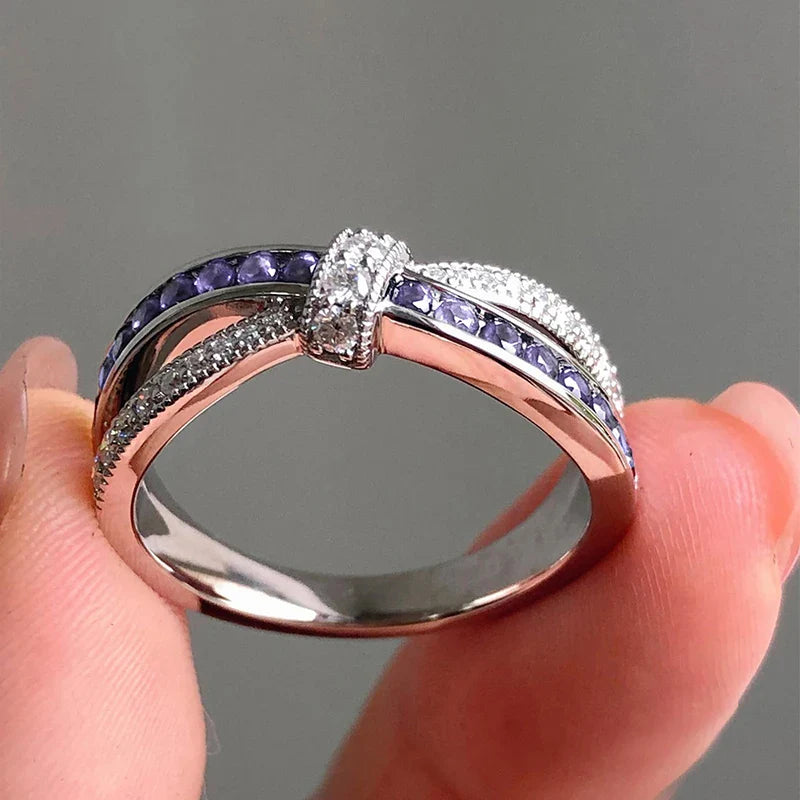 Elegante, knotenförmige Ringe aus violettem Zirkonia