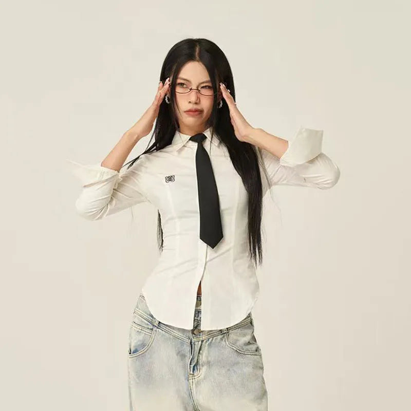 Chemise blanche élégante et tendance pour femme, coupe slim, cravate
