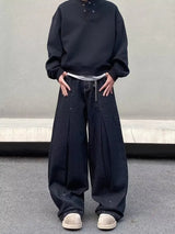 Schwarze Baggy-Jeans mit weitem Bein – ein unverzichtbares Kleidungsstück für jeden Kleiderschrank.