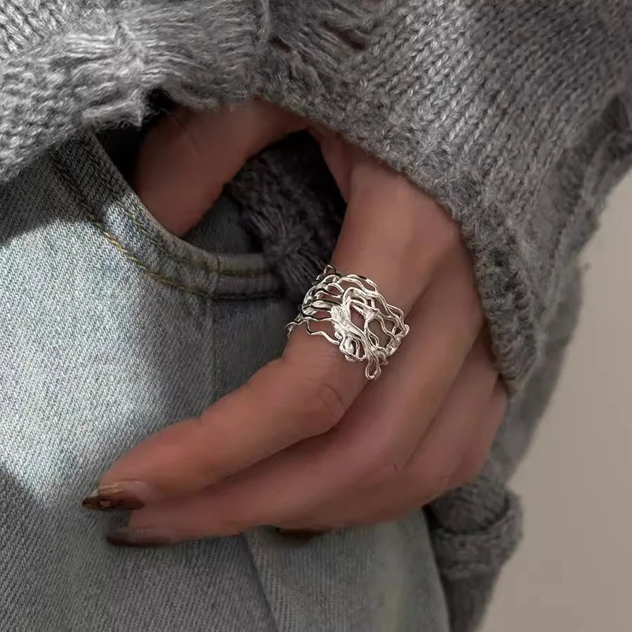 Silberner Ring mit unregelmäßigem Maschenmuster und Skelettlinien