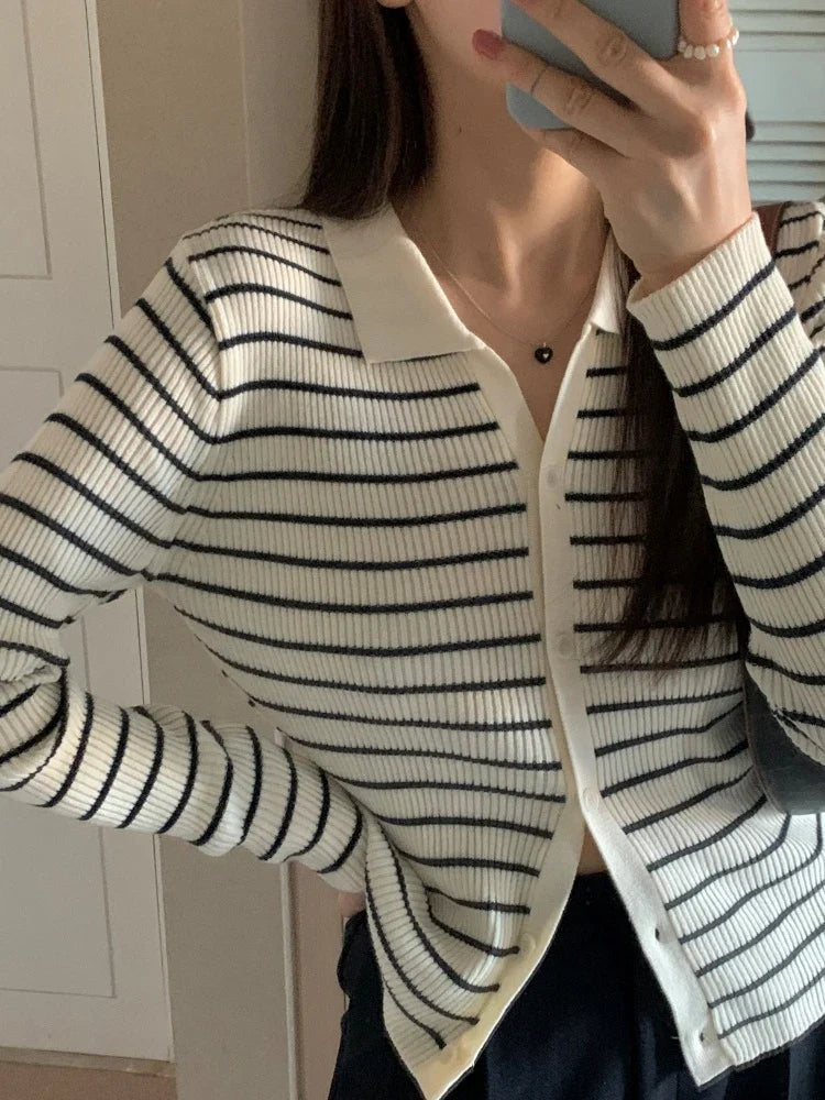 Schmal geschnittene, gestreifte Strickjacke