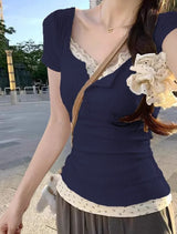 T-Shirt mit süßem Blumenmuster und Patchwork-Spitze