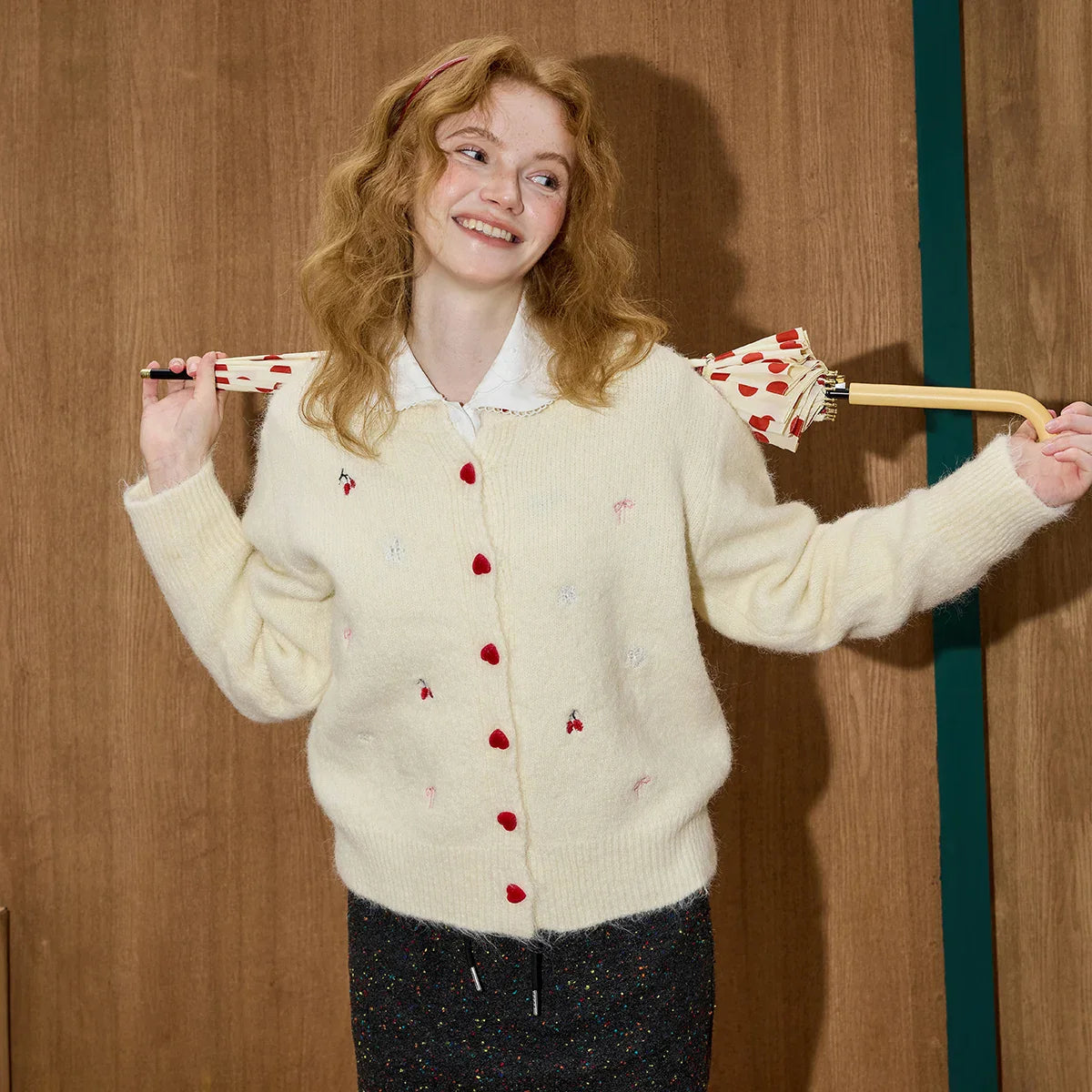 Strickjacke mit besticktem Herzknopf
