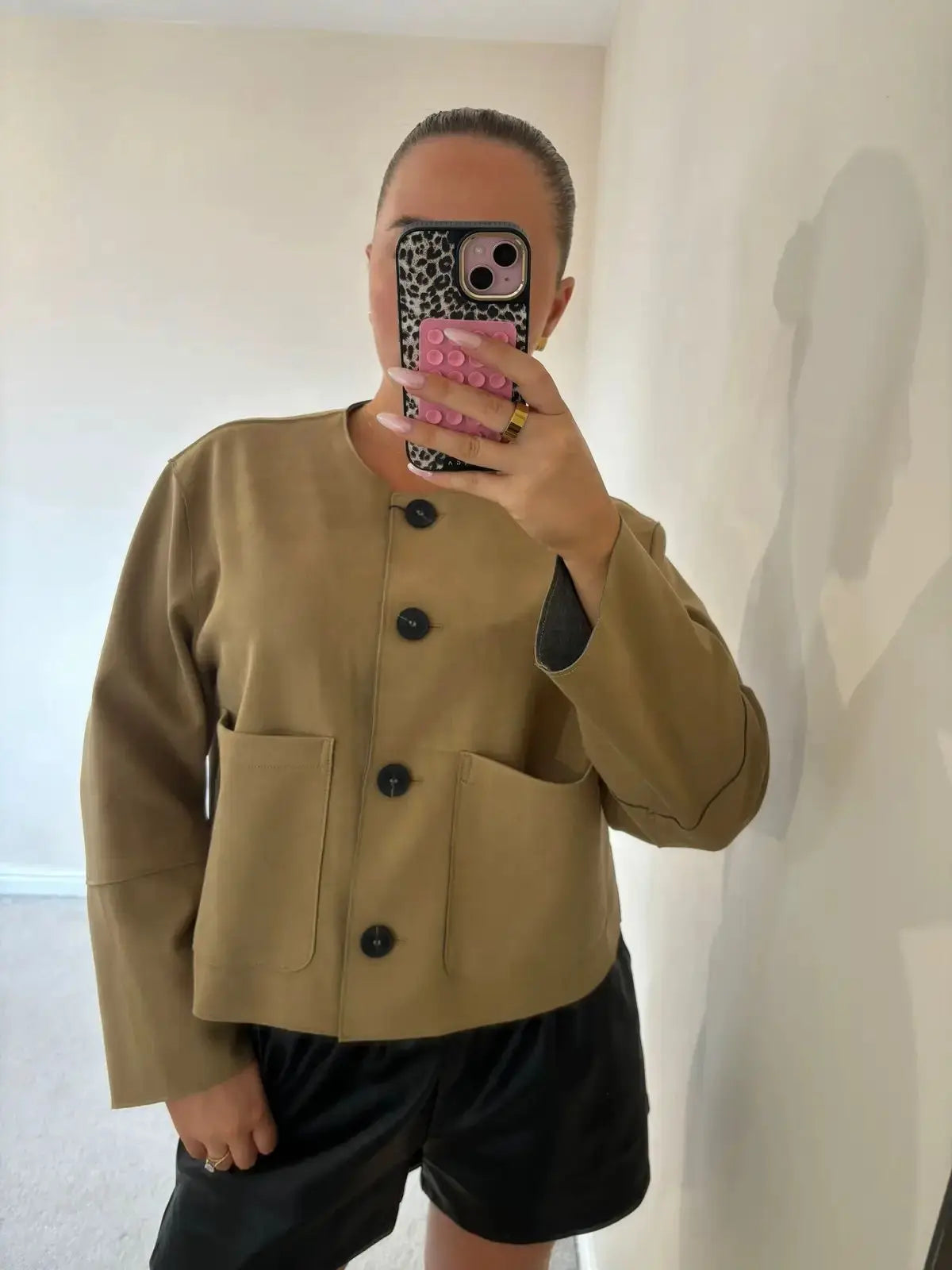 Damen-Bomberjacke aus Wildleder im College-Stil