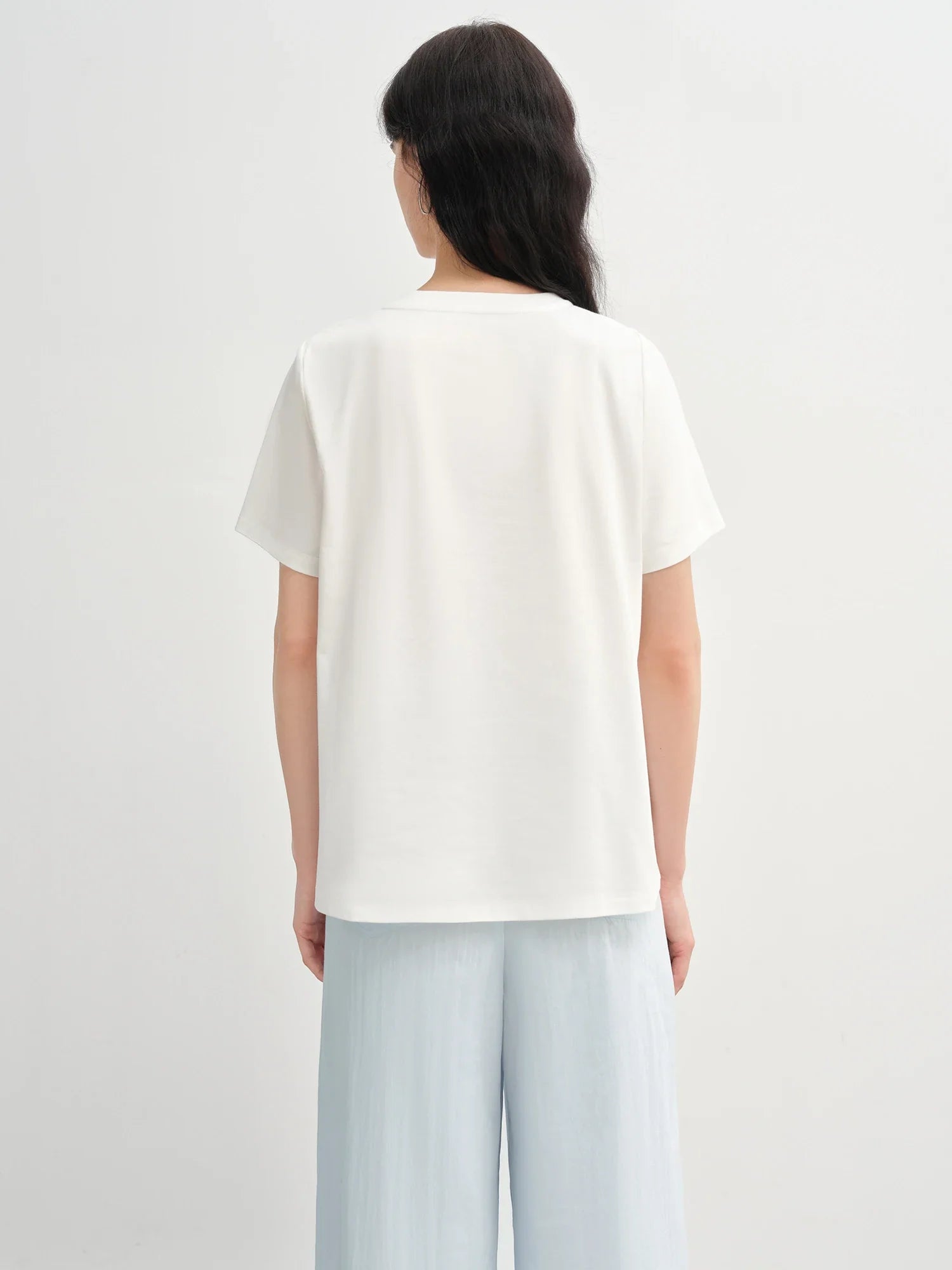 スタイルアップ効果のある夏向け刺繍Tシャツ