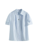 Chemise blanche minimaliste à col en V et manches courtes