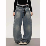 Figurschmeichelnde, japanisch inspirierte, weite blaue Jeans mit Stickerei aus der Y2K-Ära