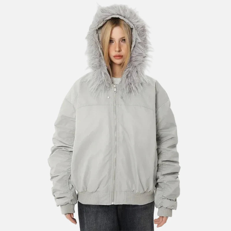 Stilvolle, leichte, wattierte Daunenjacke mit Fellbesatz