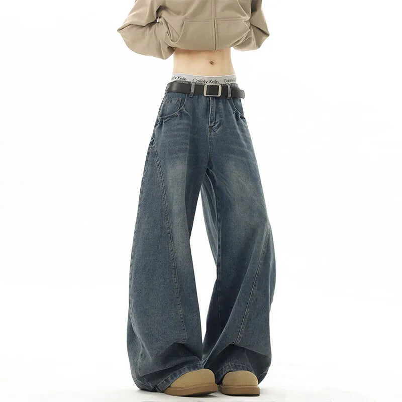 Dunkelblaue Jeans mit weitem Bein