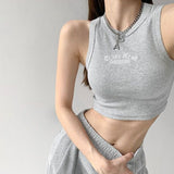 Kurzes Tanktop mit gestrickter Buchstabenstickerei