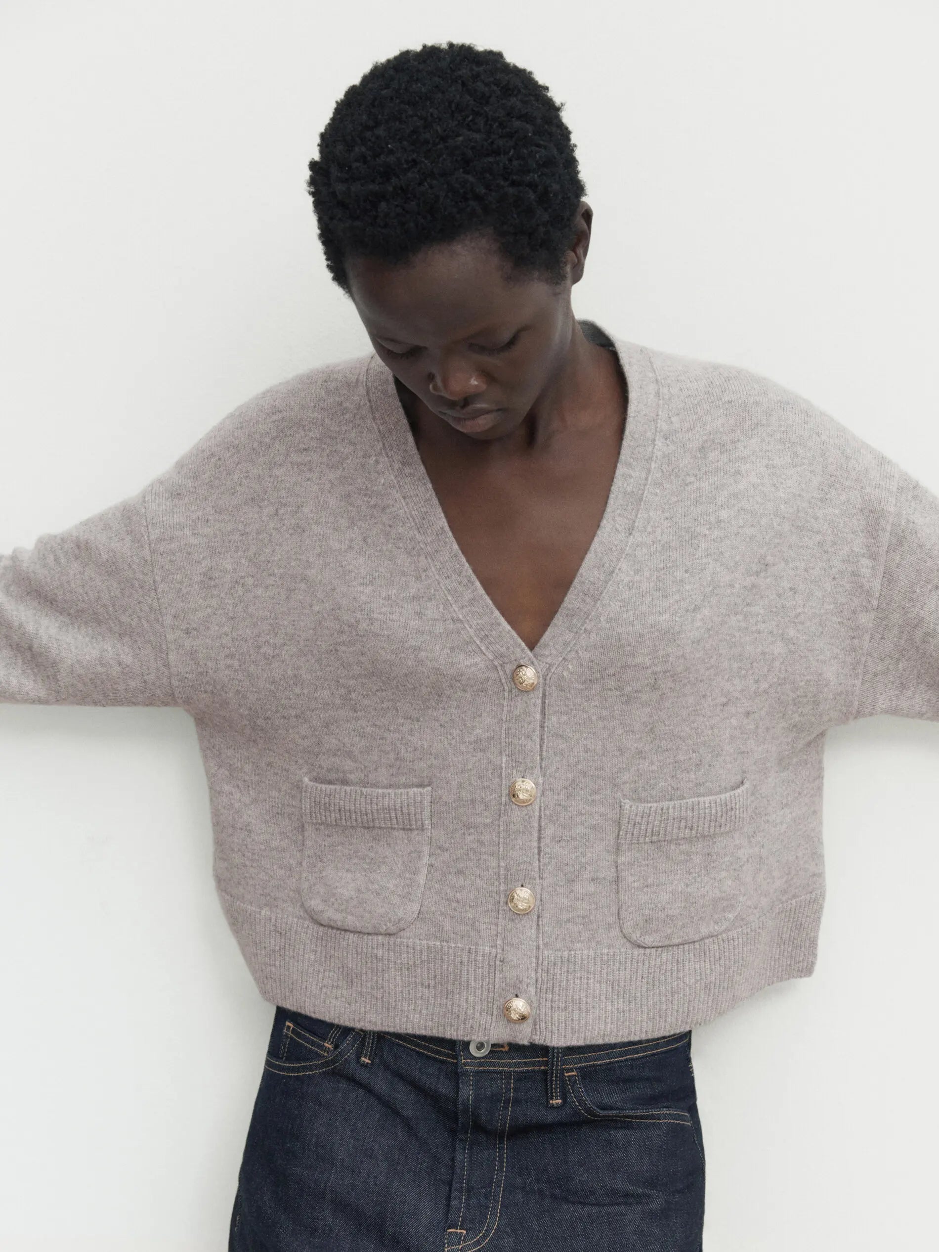 Ätherisch-minimalistischer Strickcardigan mit V-Ausschnitt