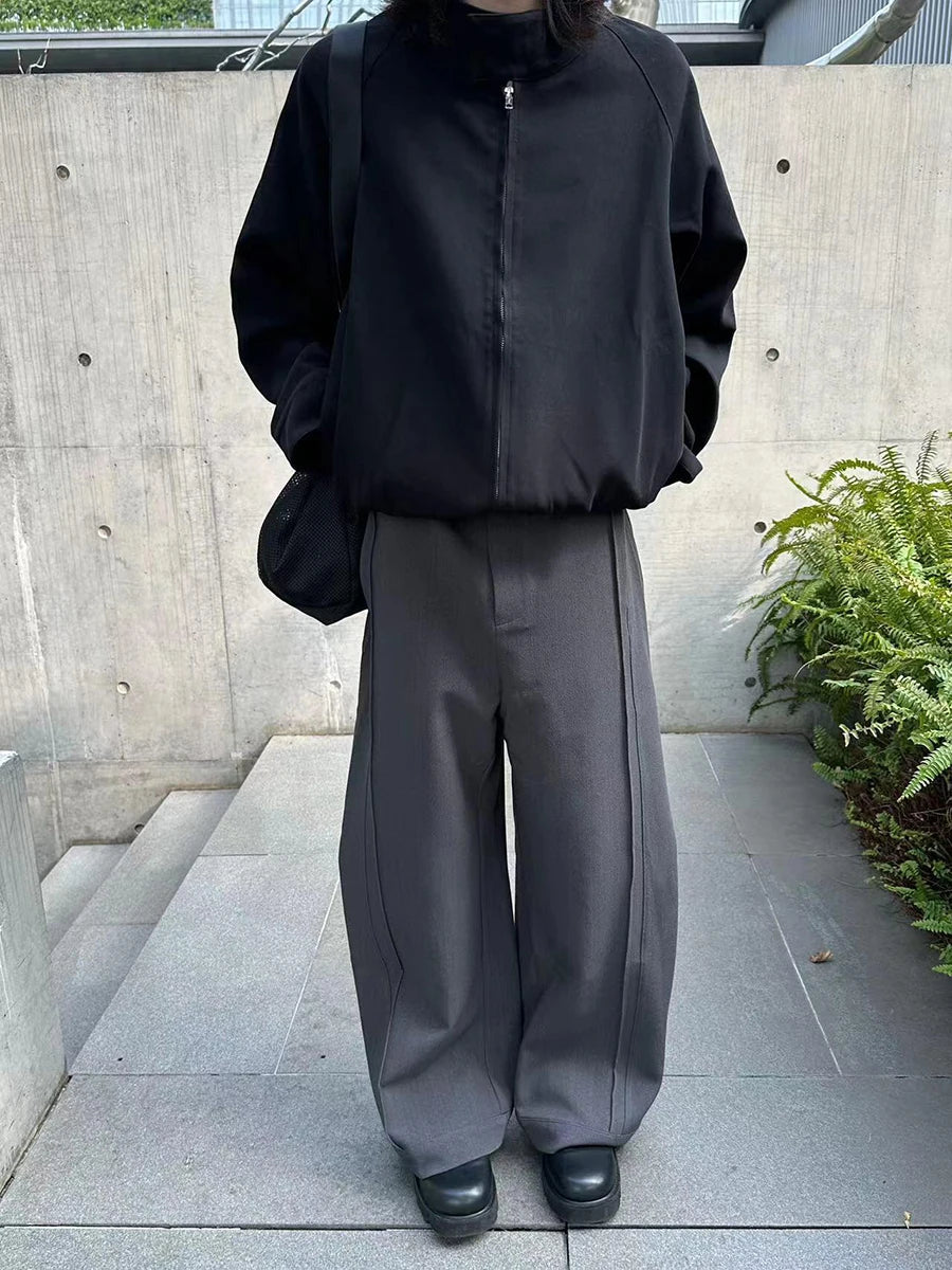 Elegante schwarze Hose mit weitem Bein und Bundfalten