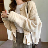 Figurschmeichelnder, lässiger Strickcardigan mit Knöpfen