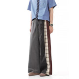 Modische karierte Hose mit weitem Bein im Streetwear-Stil der 2000er Jahre.