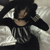 ゴシックレタープリント不規則クロップドTシャツ