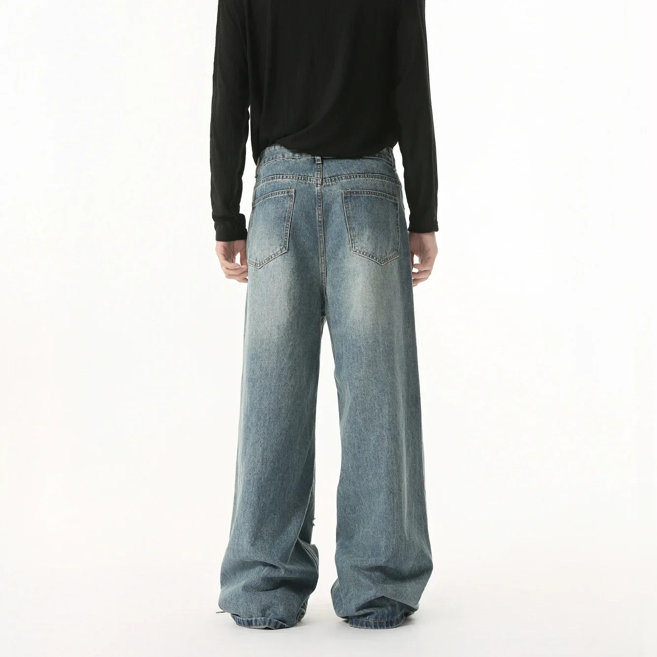 Streetwear-Jeans mit verwaschenen, unregelmäßigen Löchern und Baggy-Style