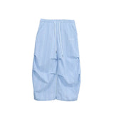 Frische blau-weiß karierte Sporthose