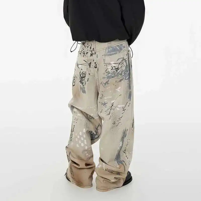 Handbemalte, im Used-Look gehaltene Jeans aus Graffiti-Denim