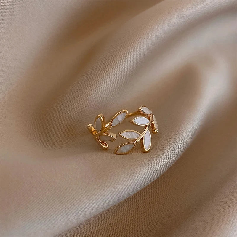 Elegant White Acrylic Copper Alloy Ring