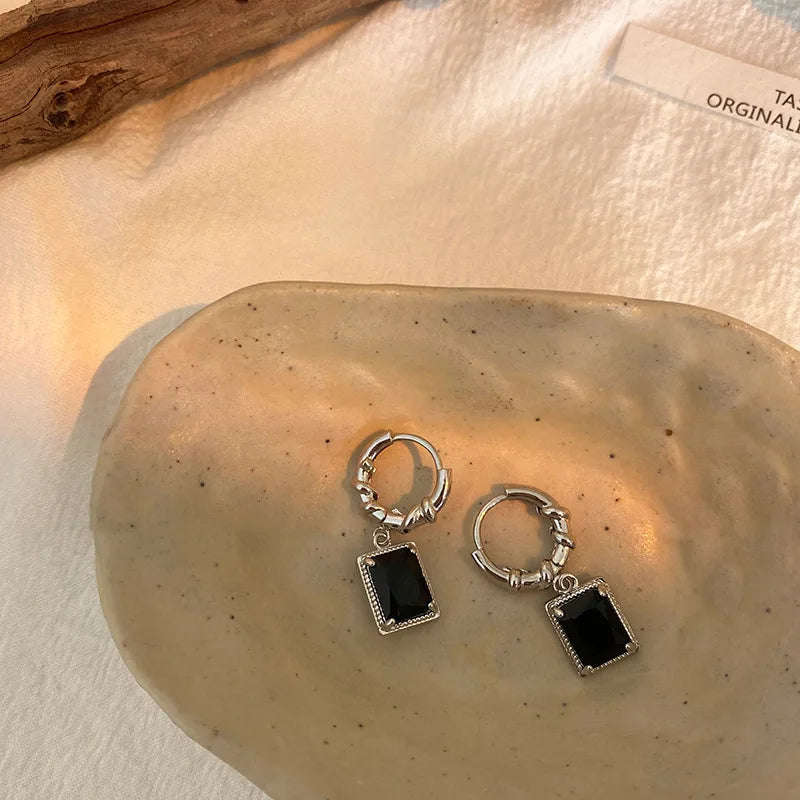 Schwarze geometrische Ohrhänger mit Zirkonia für Damen
