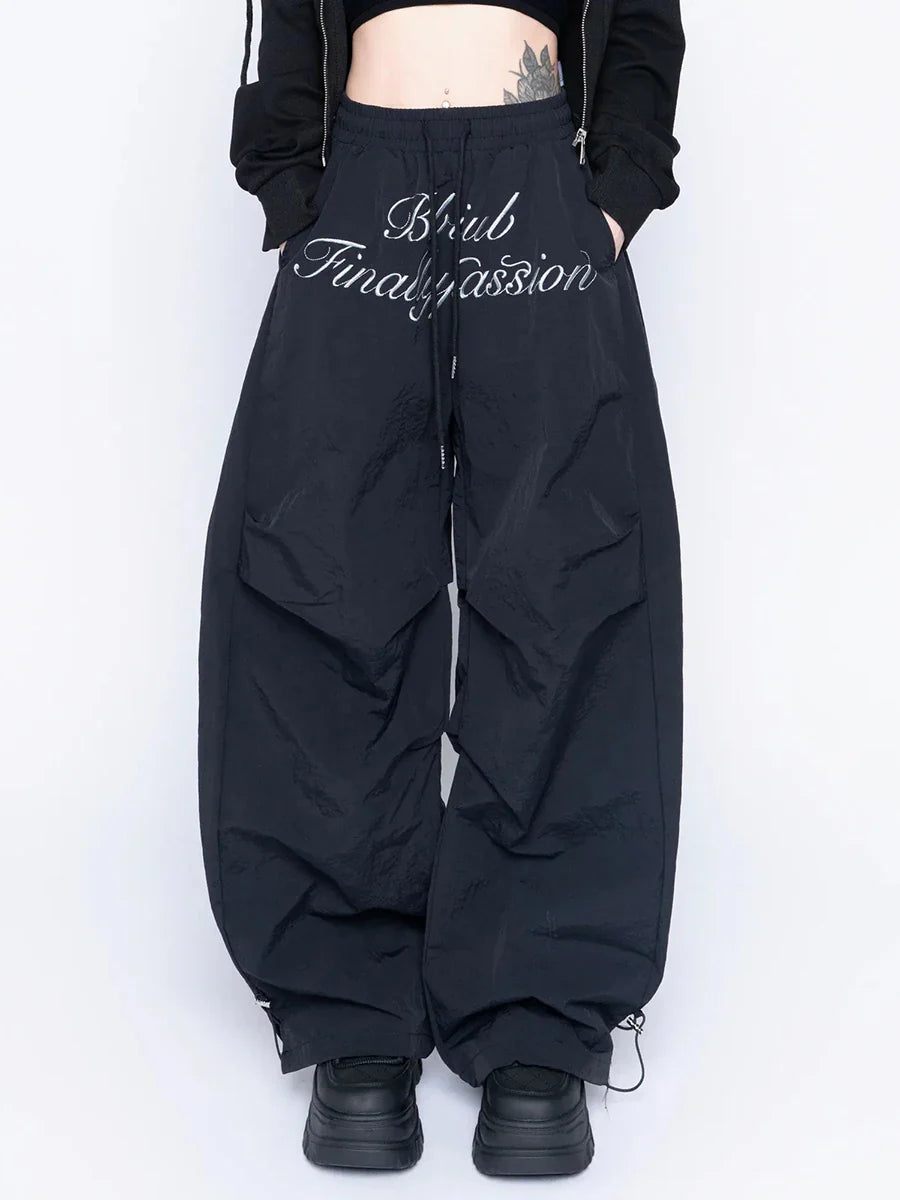 黒シックレタープリントパラシュートスウェットパンツ