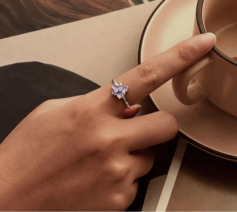 Exquisiter Zirkonia-Ring mit Irisblüte aus Gold