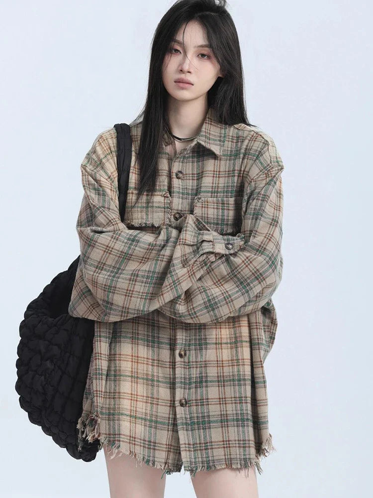 Chemise à carreaux vintage à manches longues et pompons pour femme, style streetwear.
