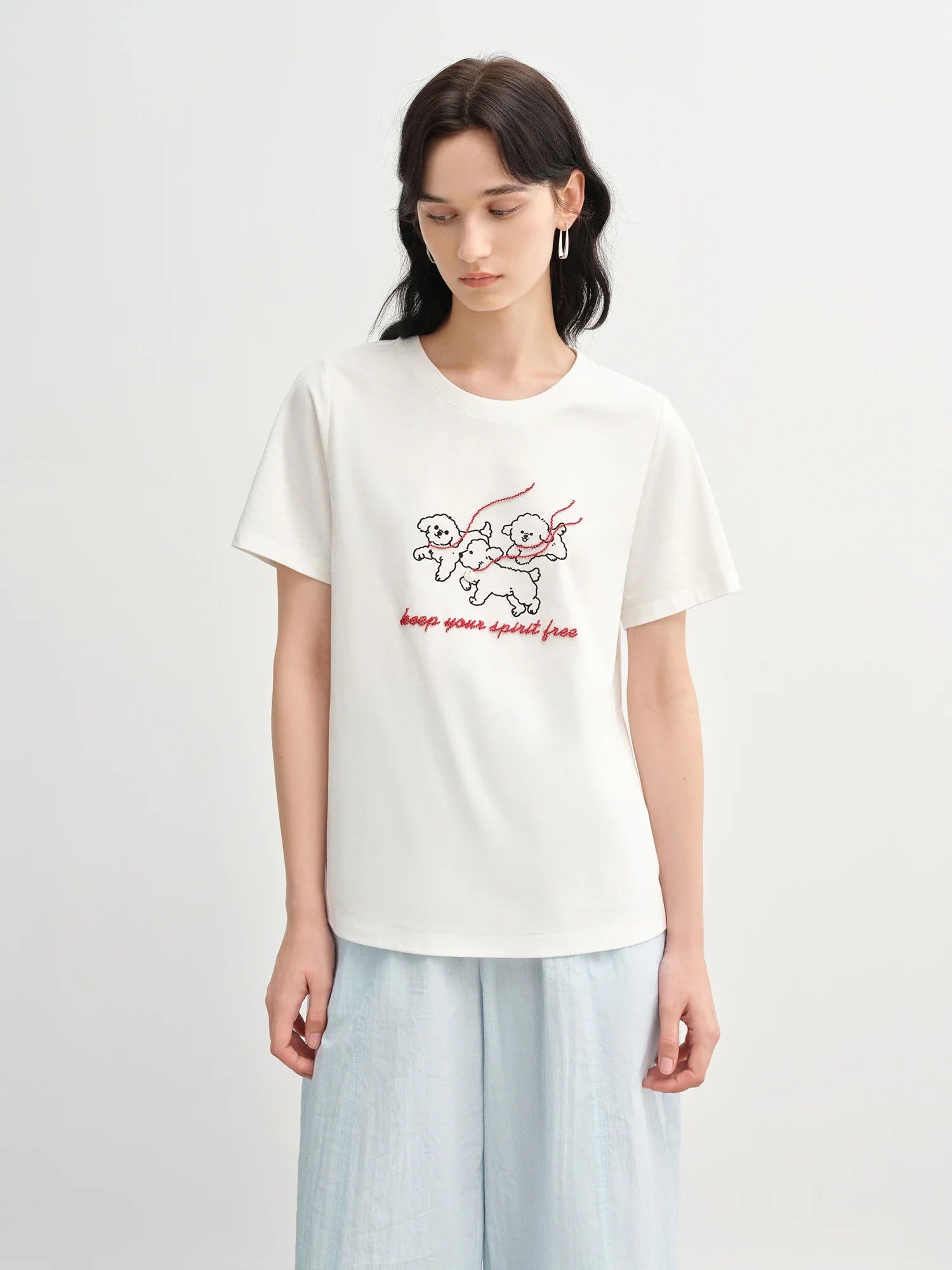 スタイルアップ効果のある夏向け刺繍Tシャツ