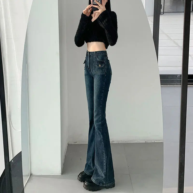 Schlankmachende Retro-Jeans mit hohem Bund und ausgestelltem Bein