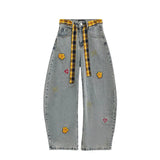 Isolierte Jeans im koreanischen Stil mit weitem Bein und gebogenem Schnitt